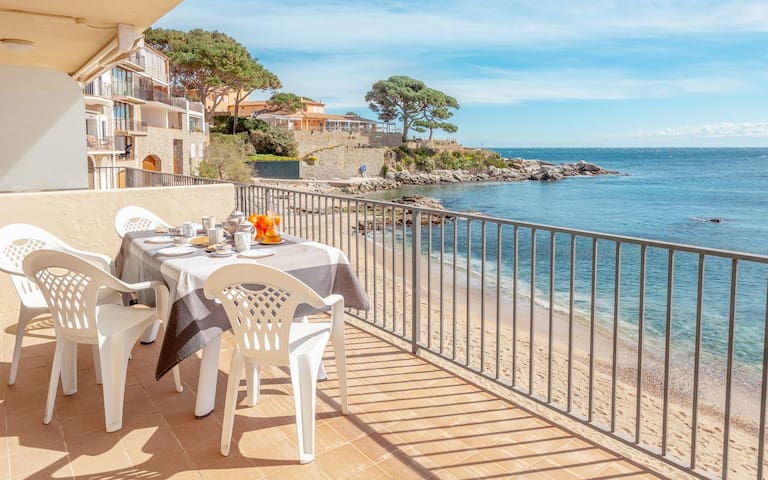 voramar e-seafront apartment-calella de palafrugel