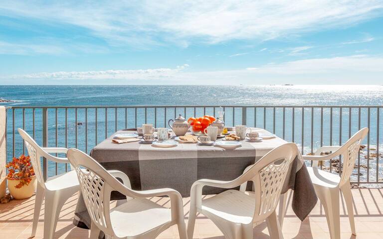 voramar e-seafront apartment-calella de palafrugel gallery image 2