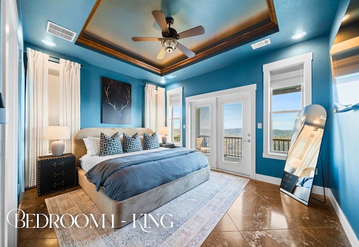تبدو غرفة النوم التي تحتوي على سرير كينج وكأنها ملاذ خاص، حيث تتميز بالألوان الغنية والتفاصيل الأنيقة وإمكانية الاستمتاع المباشر بتلك الإطلالات الخلابة.