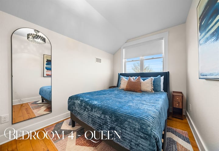 توفر غرفة النوم الرابعة سريرًا مريحًا بحجم كوين تحت أسقف ساحرة، مما يجعلها ملاذًا هادئًا ومريحًا.
