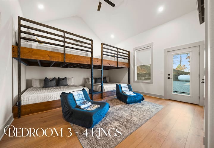 تعد غرفة الأسرّة المكونة من طابقين مثالية للمجموعات، حيث توفر مساحة نوم واسعة وتصميمًا ممتعًا يجعلها تبدو وكأنها ملاذ بحد ذاتها.