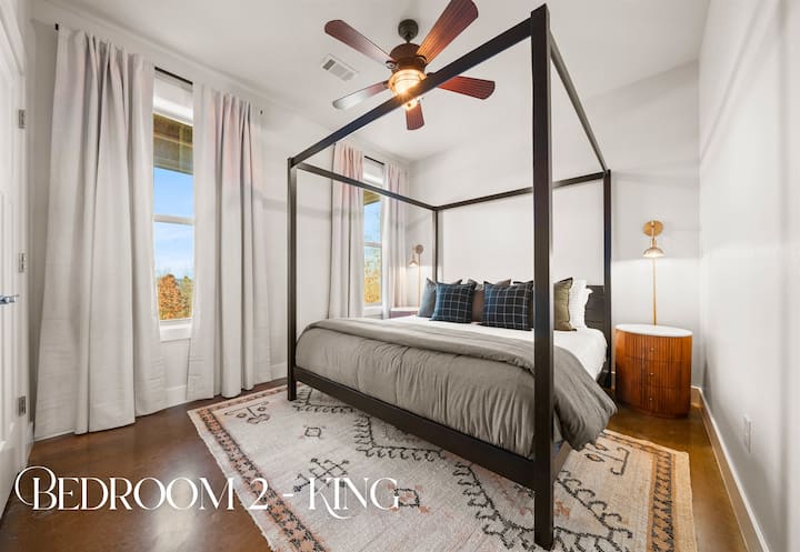 تحتوي غرفة النوم الثانية على سرير كبير جميل وضوء طبيعي دافئ، مما يوفر مساحة مريحة ومريحة لاستعادة النشاط.