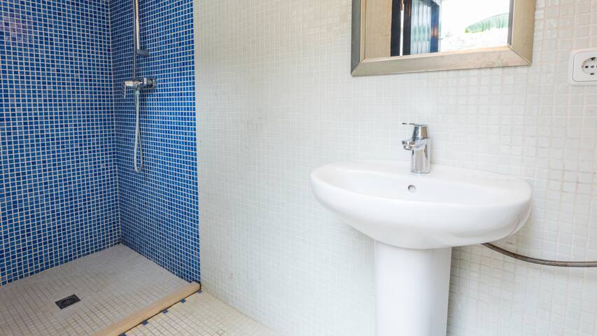 villa monturiol – townhouse in the center of llafr gallery image 4