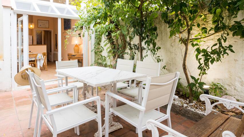 villa monturiol – townhouse in the center of llafr gallery image 3