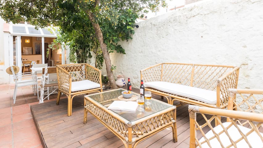 villa monturiol – townhouse in the center of llafr