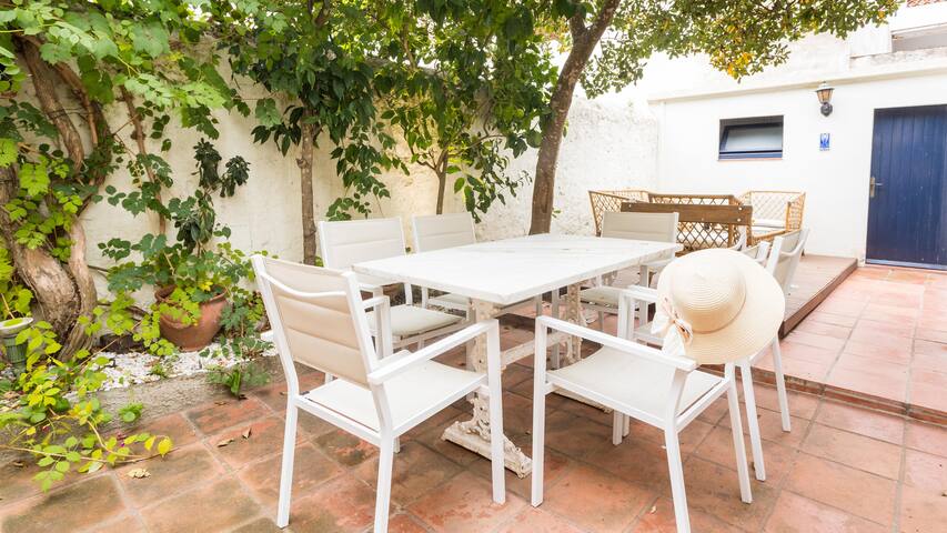 villa monturiol – townhouse in the center of llafr gallery image 2