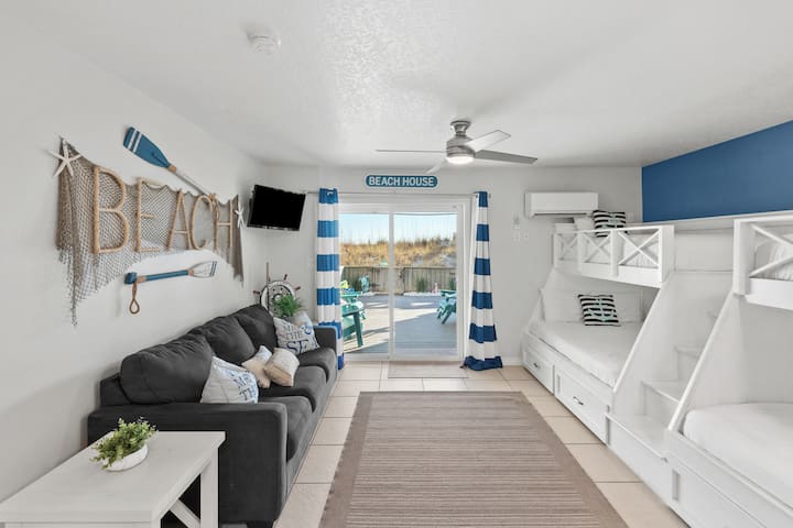 3号卧室内设有一张内置双层床和沙发。