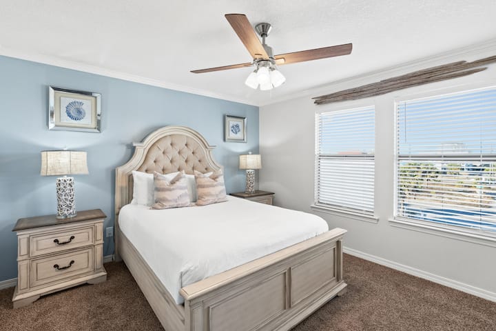 2号卧室配备一张标准双人床和电视。