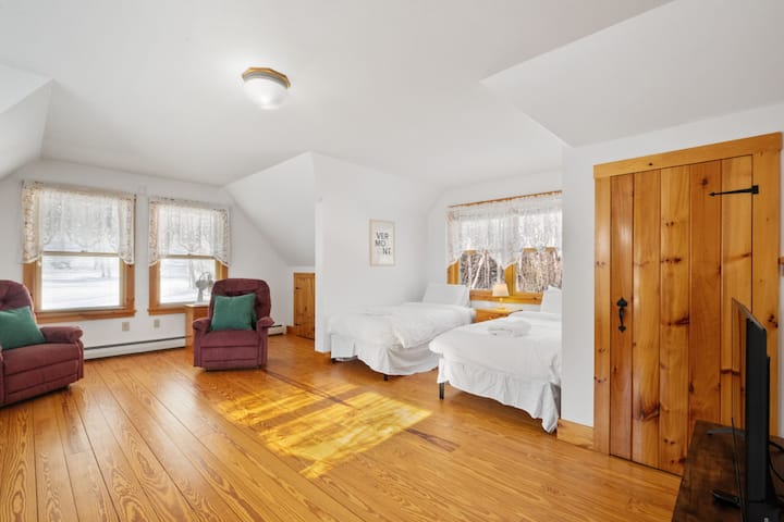 غرفة نوم مريحة أخرى لقضاء ليلة هادئة.