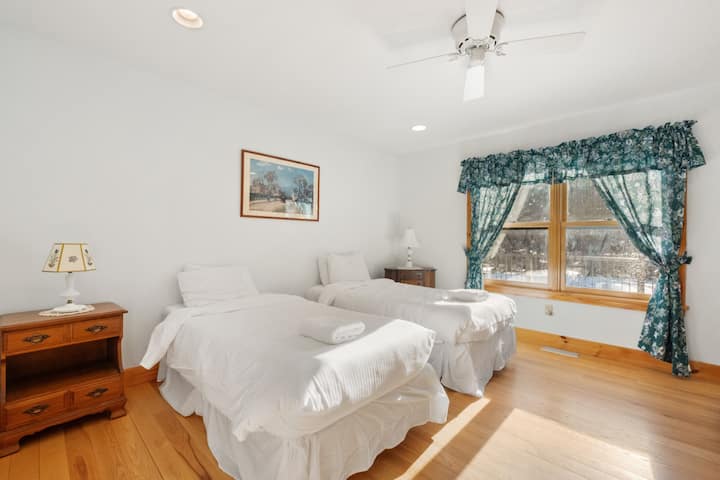 استرخ في غرفة النوم المريحة هذه بعد يوم طويل