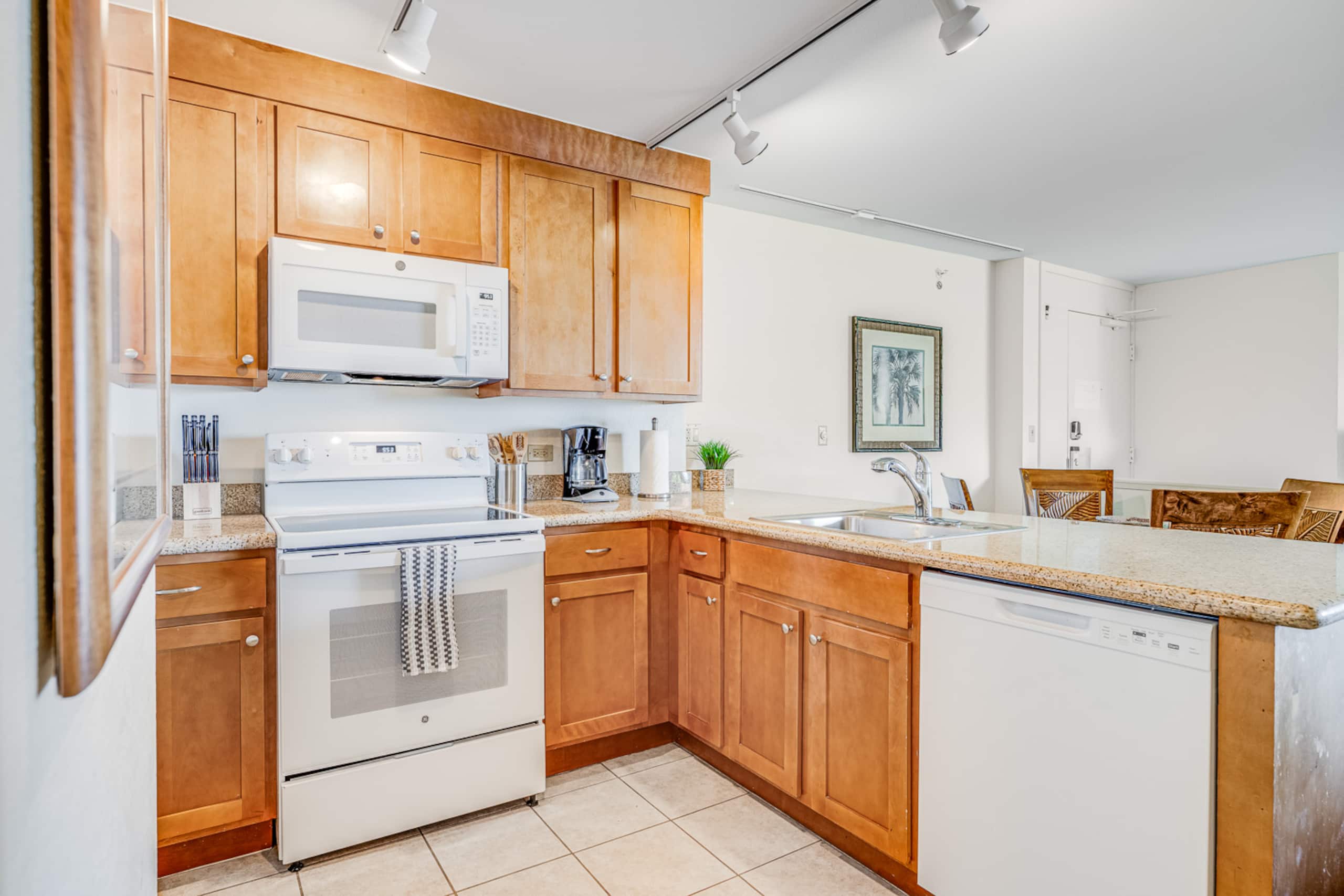 Condo in Lahaina · ★4.92 · 1 bedroom · 3 beds · 1 bath - Image 7