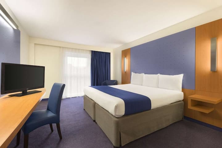 Double Room | Ramada London M1 | Airport Access - Edgware