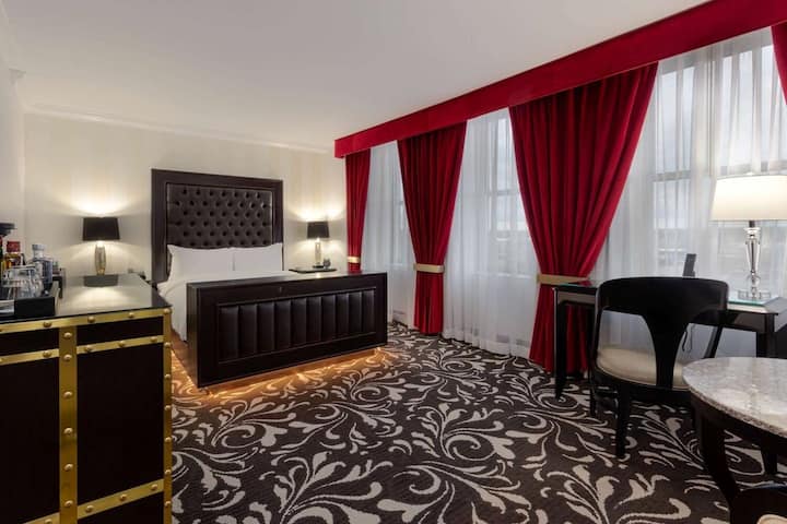 Queen Deluxe | Hotel Retlaw | Near Lakeside Park - Fond du Lac, WI