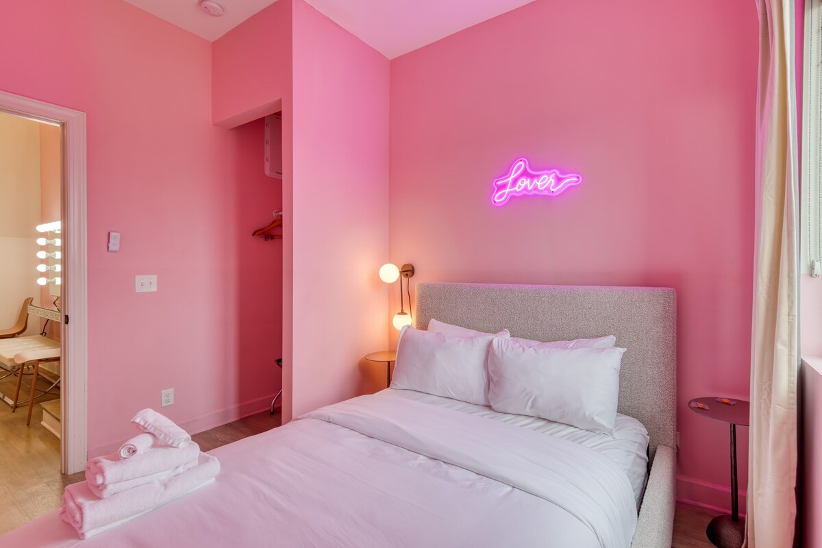 ห้องนอนหลักมีเตียงคิงไซส์พร้อมห้องน้ำในตัว