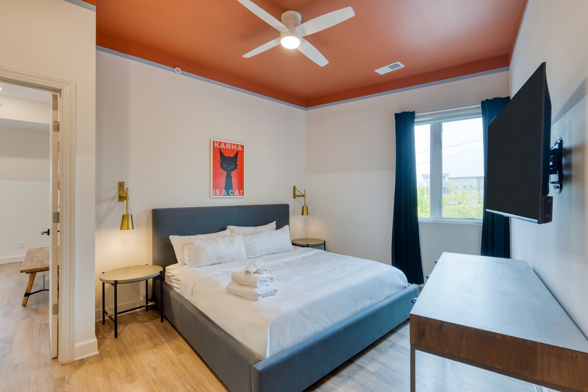 ห้องนอน 2 มีเตียงควีนไซส์และห้องน้ำในตัว 