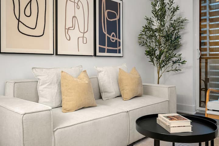 Bay St Corridor Condo With City View Balcony - Toronto