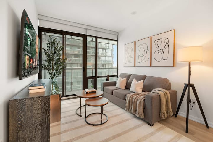 Stylish Downtown Condo With Pool & Gym Access - Toronto