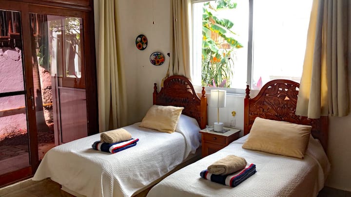 La 2e chambre en bas dispose de 2 lits jumeaux et d'une vue sur le jardin