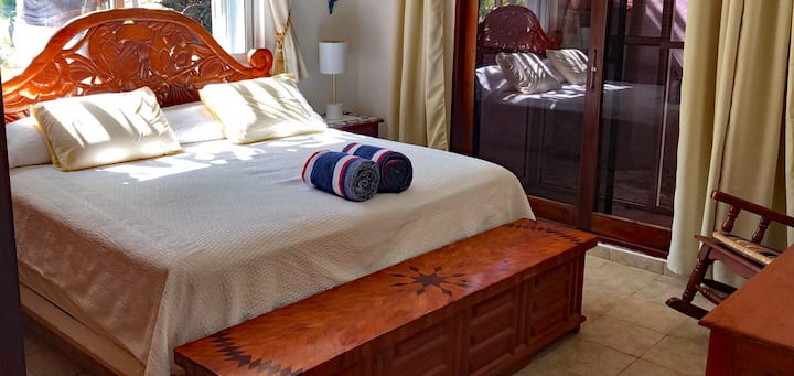 Le confortable lit King Size du rez-de-chaussée offre une vue sur le jardin