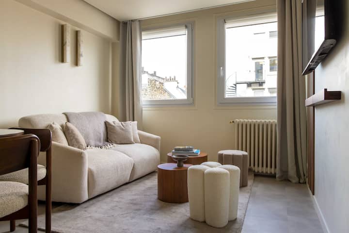  غرفة معيشة أنيقة مع سرير أريكة مريح، لمنحك كل الرفاهية التي تحتاجها للحظات الاسترخاء.