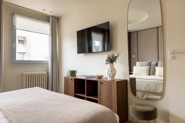 غرفة نوم بسرير متوسط الحجم وتلفزيون