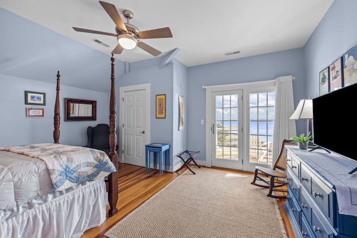 Chambre à coucher spacieuse avec lit queen size, téléviseur intelligent et accès au balcon — profitez d'une magnifique vue sur l'eau directement depuis votre chambre.