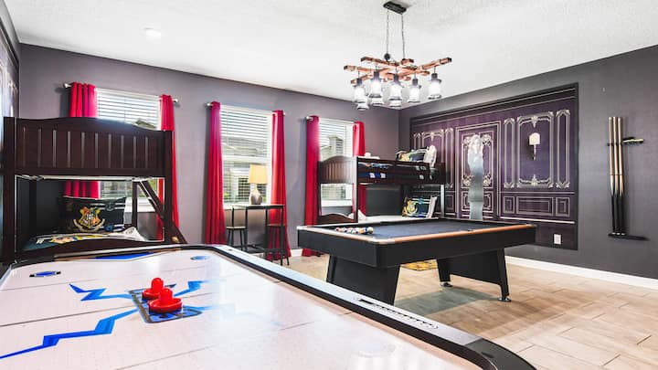 ห้องเล่นเกมที่มีเสน่ห์พร้อมการตกแต่งของพ่อมด เตียงสองชั้น โต๊ะพูลและแอร์ฮอกกี้
