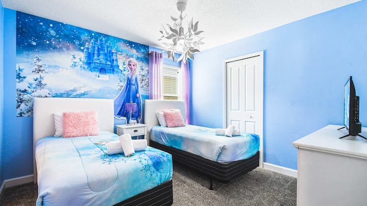 ห้องเด็กธีม Frozen มีเตียงแฝด ภาพวาดปูนเปียกหิมะ หมอนนุ่มฟู และบรรยากาศมหัศจรรย์
