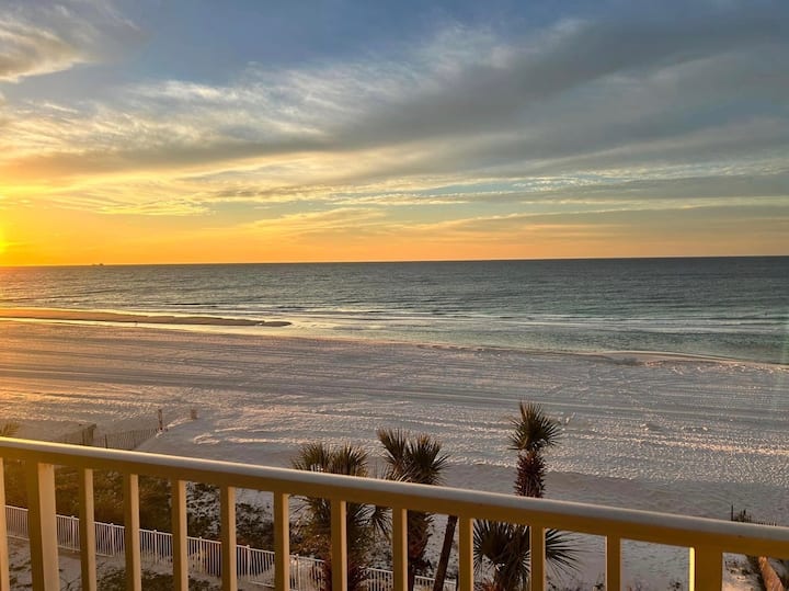 Beachfront 2br/2ba Condo-ocean Views & Pool Access - Gulf Shores, AL