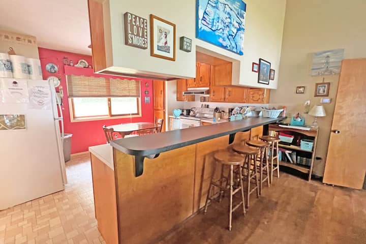 Lakefront Western Breeze Cottage - 4bdrms/2baths - Kelleys Island, OH