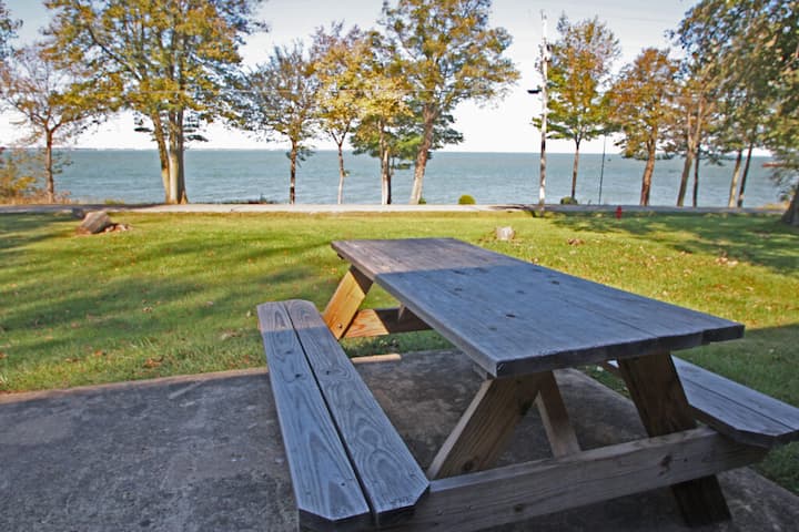 Lakefront Western Breeze Cottage - 4bdrms/2baths - Kelleys Island, OH