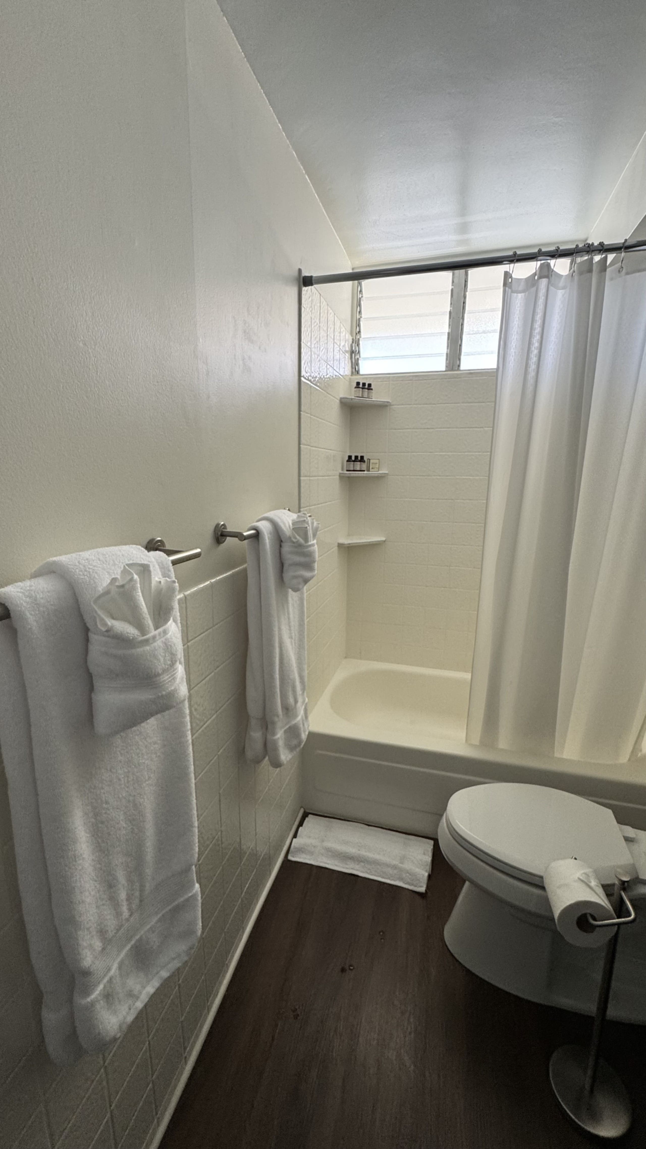Waikiki Studio Great Location/Free Parking - Image 20