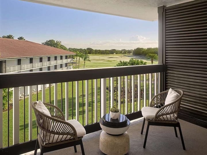 4 Glamorous Queen Rooms For Chic Palm Beach Stay - West Palm Beach, FL