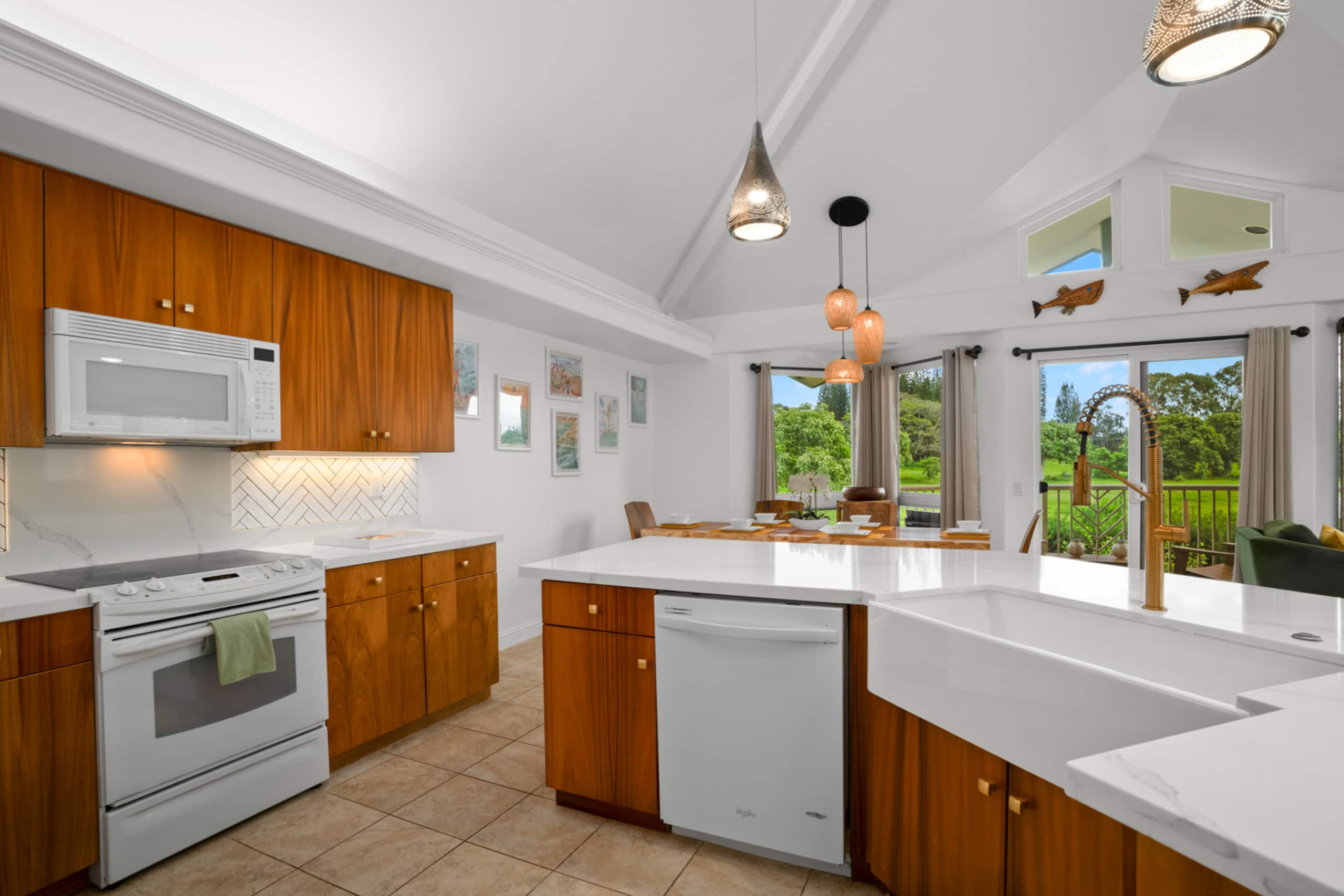 A/C Newly Renovated Townhome! ~Pool ~Jacuzzi ~BBQ - Photo 12