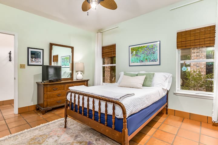 Dormitorio de invitados con cama de tamaño completo
