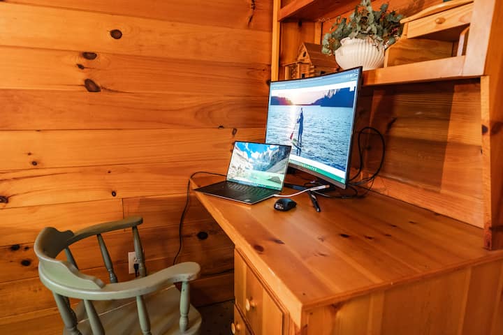 Tucked away in the peaceful wilderness, yet equipped with the comforts of modern living. Enjoy the quiet of the mountains while still having the conveniences that keep you connected, including wi-fi and a workstation. ✨