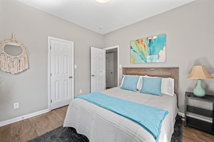 Dormitorio 2: Habitación relajante con cama queen, televisión inteligente y lámpara de noche