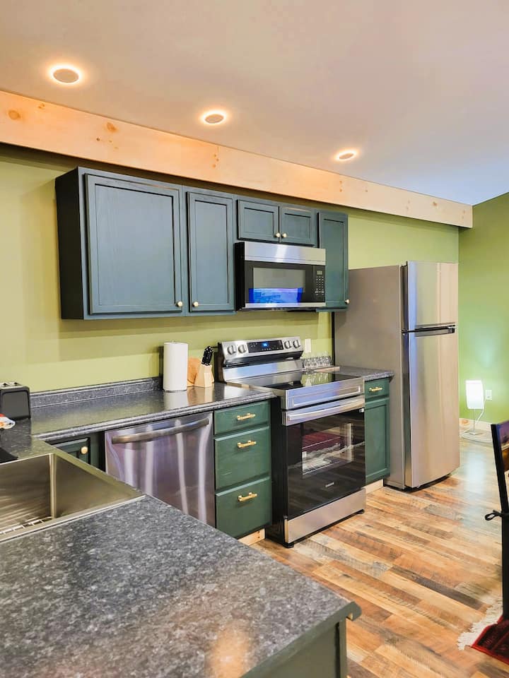 3-bedroom, 2-bath Apartment, Private Deck (H-4) - Lake Placid, NY