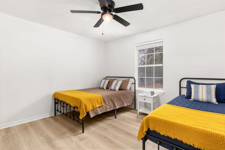 Bed & Twin Bedroom | Perfect for Kids or Extra Guests | Sleeps 3 | Bed