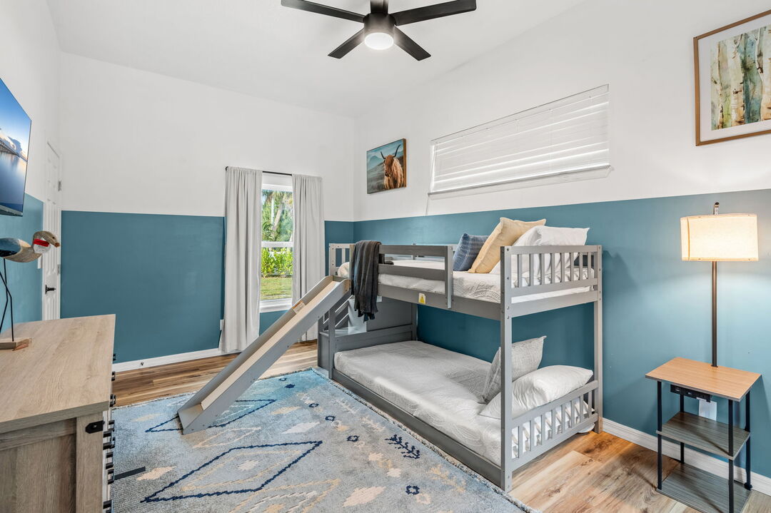 U drugoj spavaćoj sobi nalazi se krevet na kat s dva zasebna kreveta