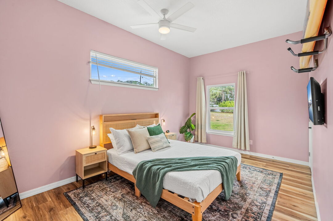 Spavaća soba za goste 1 ima udoban bračni krevet (širine 150 – 179 cm)