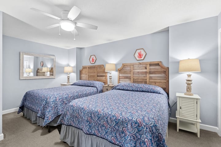 Chambre spacieuse avec deux lits queen size, parfaite pour les familles ou les amis