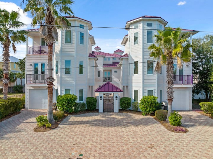 Gorgeous Coastal Retreat – Steps From The Beach - Laguna Beach, FL