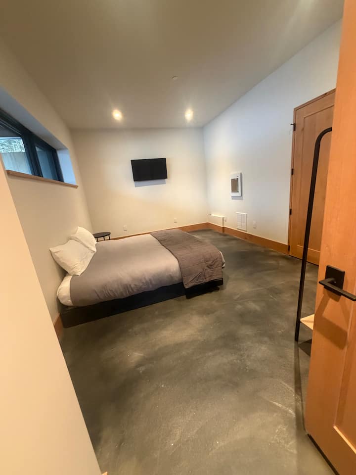 Sovrum med dubbelsäng på nedervåningen