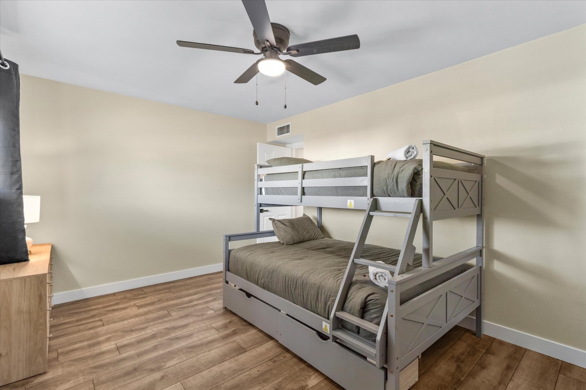 غرفة نوم بسرير قابل للسحب