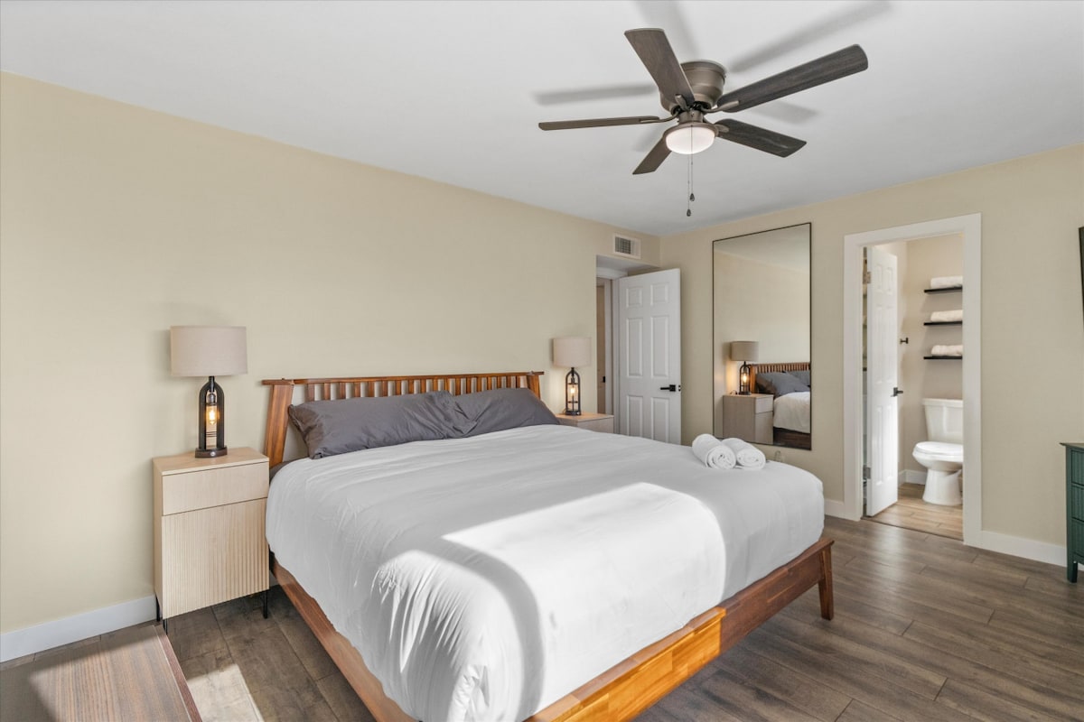 غرفة نوم بسرير كبير الحجم وحمام كامل