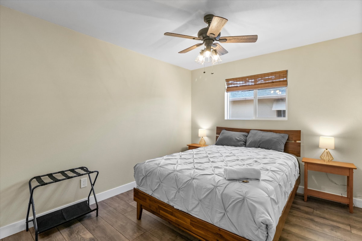 غرفة نوم بسرير كبير