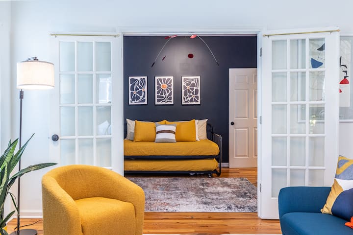 Fleksibilna prostorija koja se lako pretvara iz ureda u spavaću sobu za goste.