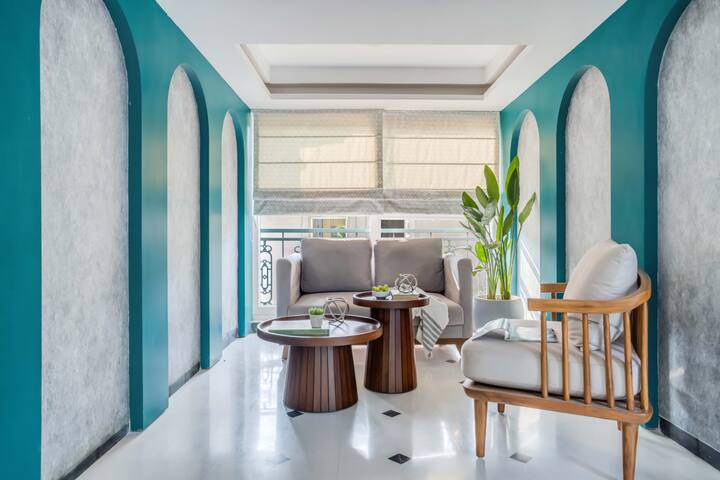 Interior: Lobby/Sitting area