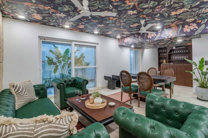 Interior: Lobby/Sitting area